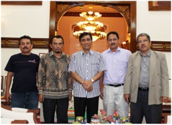 Tim tabloid KOPI foto bersama PJ. Gubernur Aceh pada acara silaturrahmi di Meuligoe Aceh